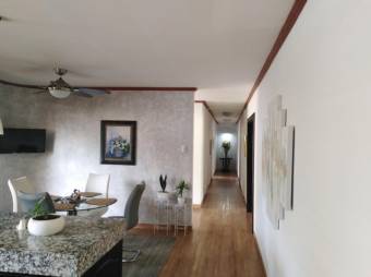 Se vende casa con amplio lote en residencial de Santa Ana Centro 23-1465