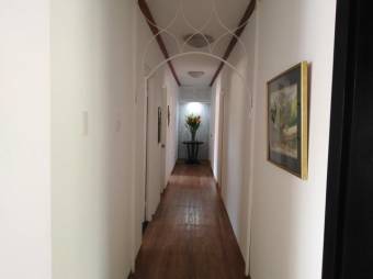 Se vende casa con amplio lote en residencial de Santa Ana Centro 23-1465