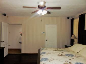 Se vende casa con amplio lote en residencial de Santa Ana Centro 23-1465