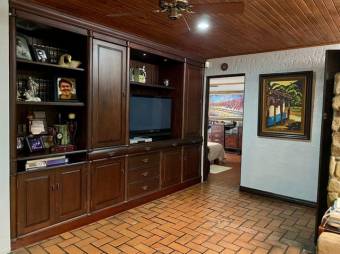 Se vende espaciosa casa con patio en residencial de San Rafael Escazú 25-1835