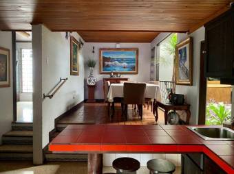 Se vende espaciosa casa con patio en residencial de San Rafael Escazú 25-1835