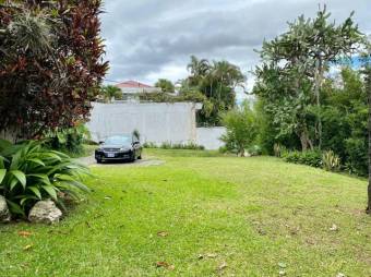 Se vende espaciosa casa con patio en residencial de San Rafael Escazú 25-1835