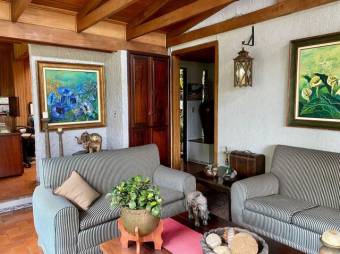 Se vende espaciosa casa con patio en residencial de San Rafael Escazú 25-1835