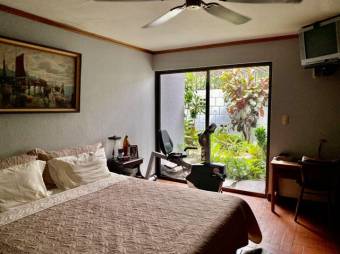 Se vende espaciosa casa con patio en residencial de San Rafael Escazú 25-1835