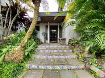 Se vende espaciosa casa con patio en residencial de San Rafael Escazú 25-1835