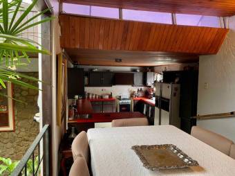 Se vende espaciosa casa con patio en residencial de San Rafael Escazú 25-1835