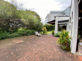 Se vende espaciosa casa con patio en residencial de San Rafael Escazú 25-1835