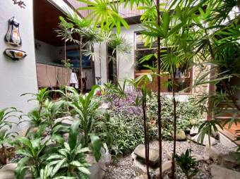 Se vende espaciosa casa con patio en residencial de San Rafael Escazú 25-1835