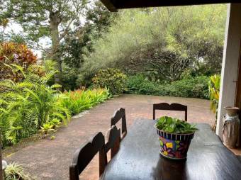 Se vende espaciosa casa con patio en residencial de San Rafael Escazú 25-1835