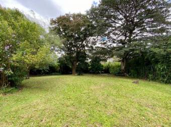 Se vende espaciosa casa con patio en residencial de San Rafael Escazú 25-1835