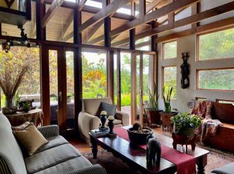 Se vende espaciosa casa con patio en residencial de San Rafael Escazú 25-1835