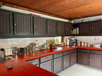 Se vende espaciosa casa con patio en residencial de San Rafael Escazú 25-1835