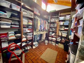 Se vende espaciosa casa con patio en residencial de San Rafael Escazú 25-1835