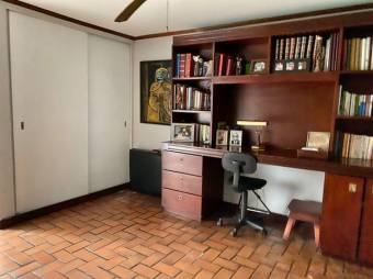 Se vende espaciosa casa con patio en residencial de San Rafael Escazú 25-1835