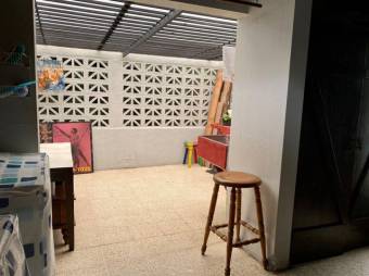 Se vende espaciosa casa con patio en residencial de San Rafael Escazú 25-1835