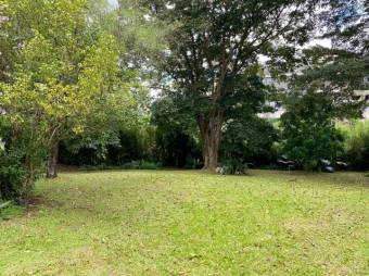 Se vende espaciosa casa con patio en residencial de San Rafael Escazú 25-1835