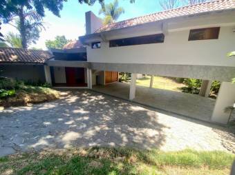 Se vende espaciosa casa con amplio lote en Escazú Centro 23-2872