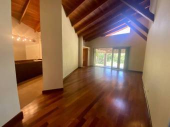 Se vende espaciosa casa con amplio lote en Escazú Centro 23-2872