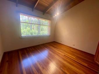 Se vende espaciosa casa con amplio lote en Escazú Centro 23-2872