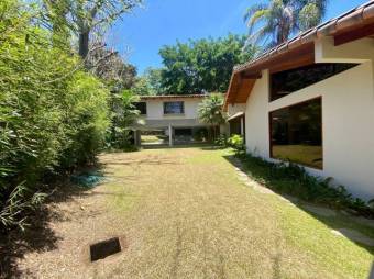 Se vende espaciosa casa con amplio lote en Escazú Centro 23-2872