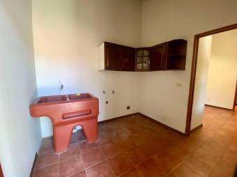 Se vende espaciosa casa con amplio lote en Escazú Centro 23-2872