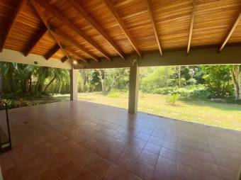 Se vende espaciosa casa con amplio lote en Escazú Centro 23-2872