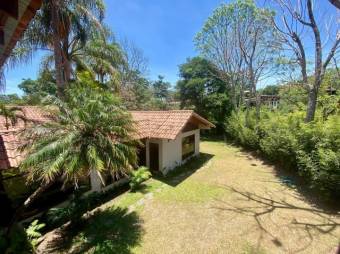 Se vende espaciosa casa con amplio lote en Escazú Centro 23-2872