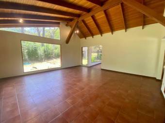 Se vende espaciosa casa con amplio lote en Escazú Centro 23-2872
