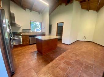 Se vende espaciosa casa con amplio lote en Escazú Centro 23-2872