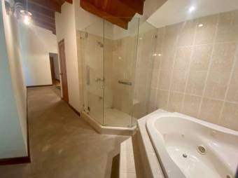 Se vende espaciosa casa con amplio lote en Escazú Centro 23-2872