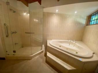 Se vende espaciosa casa con amplio lote en Escazú Centro 23-2872