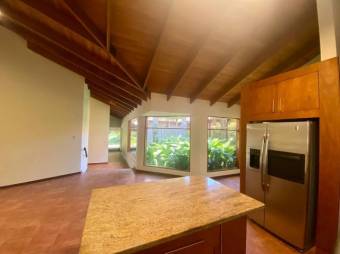 Se vende espaciosa casa con amplio lote en Escazú Centro 23-2872