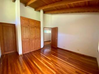 Se vende espaciosa casa con amplio lote en Escazú Centro 23-2872