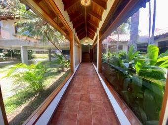 Se vende espaciosa casa con amplio lote en Escazú Centro 23-2872