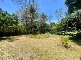 Se vende espaciosa casa con amplio lote en Escazú Centro 23-2872