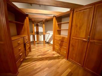 Se vende espaciosa casa con amplio lote en Escazú Centro 23-2872