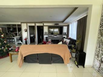 Se vende propiedad de lujo con 2.3 hectáreas de lote en Santa Ana 25-1016