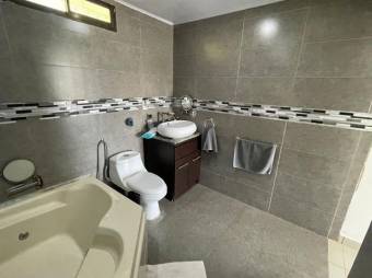 Se vende propiedad de lujo con 2.3 hectáreas de lote en Santa Ana 25-1016