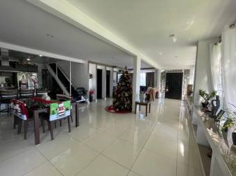 Se vende propiedad de lujo con 2.3 hectáreas de lote en Santa Ana 25-1016