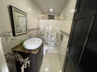 Se vende propiedad de lujo con 2.3 hectáreas de lote en Santa Ana 25-1016