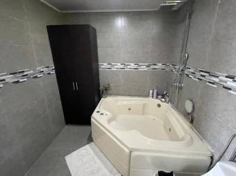 Se vende propiedad de lujo con 2.3 hectáreas de lote en Santa Ana 25-1016