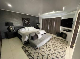 Se vende propiedad de lujo con 2.3 hectáreas de lote en Santa Ana 25-1016