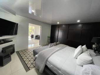 Se vende propiedad de lujo con 2.3 hectáreas de lote en Santa Ana 25-1016