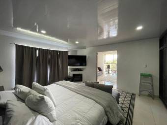 Se vende propiedad de lujo con 2.3 hectáreas de lote en Santa Ana 25-1016