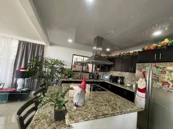 Se vende propiedad de lujo con 2.3 hectáreas de lote en Santa Ana 25-1016