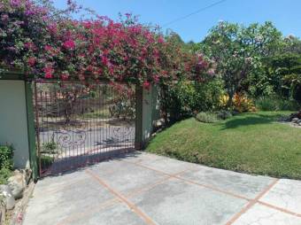 Se vende casa con amplia zona verde en San Rafael Escazú 24-1294