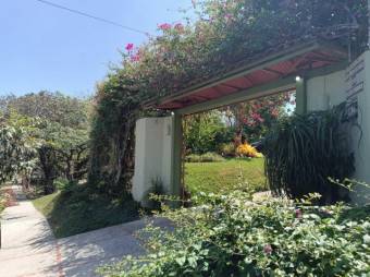 Se vende casa con amplia zona verde en San Rafael Escazú 24-1294