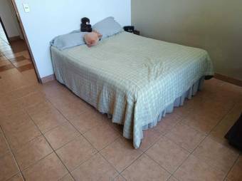 Se vende casa con amplia zona verde en San Rafael Escazú 24-1294