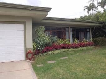 Se vende casa con amplia zona verde en San Rafael Escazú 24-1294