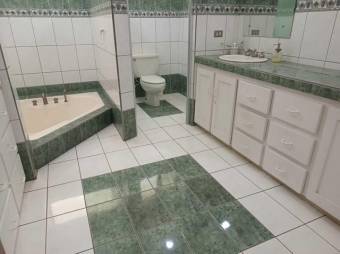 Se vende casa con amplia zona verde en San Rafael Escazú 24-1294